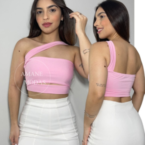 Top Recorts – Charme e Conforto na Medida Certa 💖✨ O Top Recorts é aquela peça que valoriza a silhueta e traz um toque extra de sofisticação ao look. Confeccionado em tecido supplex, ele garante elasticidade, conforto e um caimento perfeito no corpo. Sua modelagem moderna, com recortes estratégicos, destaca a pele de forma sutil e elegante, tornando o visual ainda mais estiloso. Além disso, o forro duplo na frente proporciona mais segurança e estrutura, evitando transparências indesejadas. No tom rosa, essa peça é perfeita para quem busca um look delicado, mas cheio de