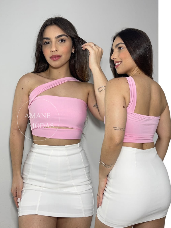 Top Recorts – Charme e Conforto na Medida Certa 💖✨ O Top Recorts é aquela peça que valoriza a silhueta e traz um toque extra de sofisticação ao look. Confeccionado em tecido supplex, ele garante elasticidade, conforto e um caimento perfeito no corpo. Sua modelagem moderna, com recortes estratégicos, destaca a pele de forma sutil e elegante, tornando o visual ainda mais estiloso. Além disso, o forro duplo na frente proporciona mais segurança e estrutura, evitando transparências indesejadas. No tom rosa, essa peça é perfeita para quem busca um look delicado, mas cheio de