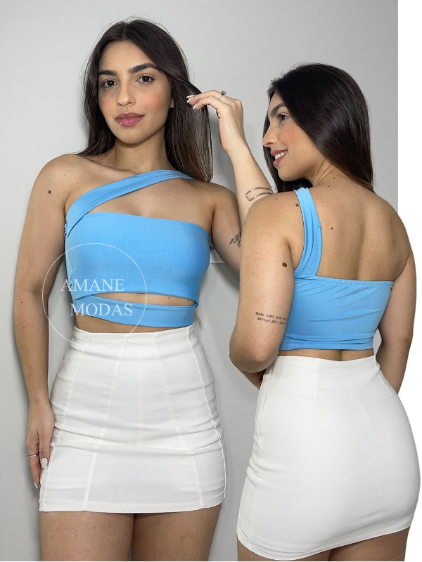 Top Recorts – Charme e Conforto na Medida Certa 💖✨ O Top Recorts é aquela peça que valoriza a silhueta e traz um toque extra de sofisticação ao look. Confeccionado em tecido supplex, ele garante elasticidade, conforto e um caimento perfeito no corpo. Sua modelagem moderna, com recortes estratégicos, destaca a pele de forma sutil e elegante, tornando o visual ainda mais estiloso. Além disso, o forro duplo na frente proporciona mais segurança e estrutura, evitando transparências indesejadas. No tom rosa, essa peça é perfeita para quem busca um look delicado, mas cheio de