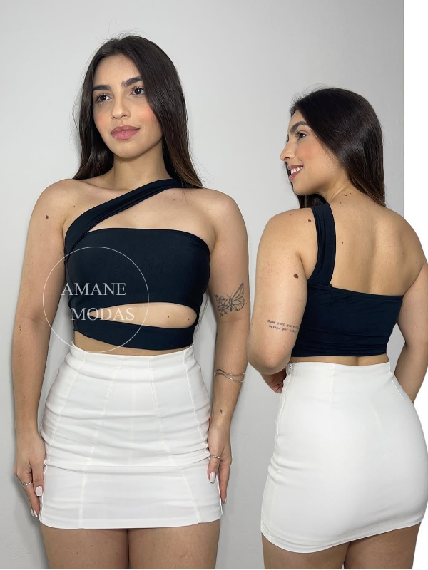 Top Recorts – Charme e Conforto na Medida Certa 💖✨ O Top Recorts é aquela peça que valoriza a silhueta e traz um toque extra de sofisticação ao look. Confeccionado em tecido supplex, ele garante elasticidade, conforto e um caimento perfeito no corpo. Sua modelagem moderna, com recortes estratégicos, destaca a pele de forma sutil e elegante, tornando o visual ainda mais estiloso. Além disso, o forro duplo na frente proporciona mais segurança e estrutura, evitando transparências indesejadas. No tom rosa, essa peça é perfeita para quem busca um look delicado, mas cheio de